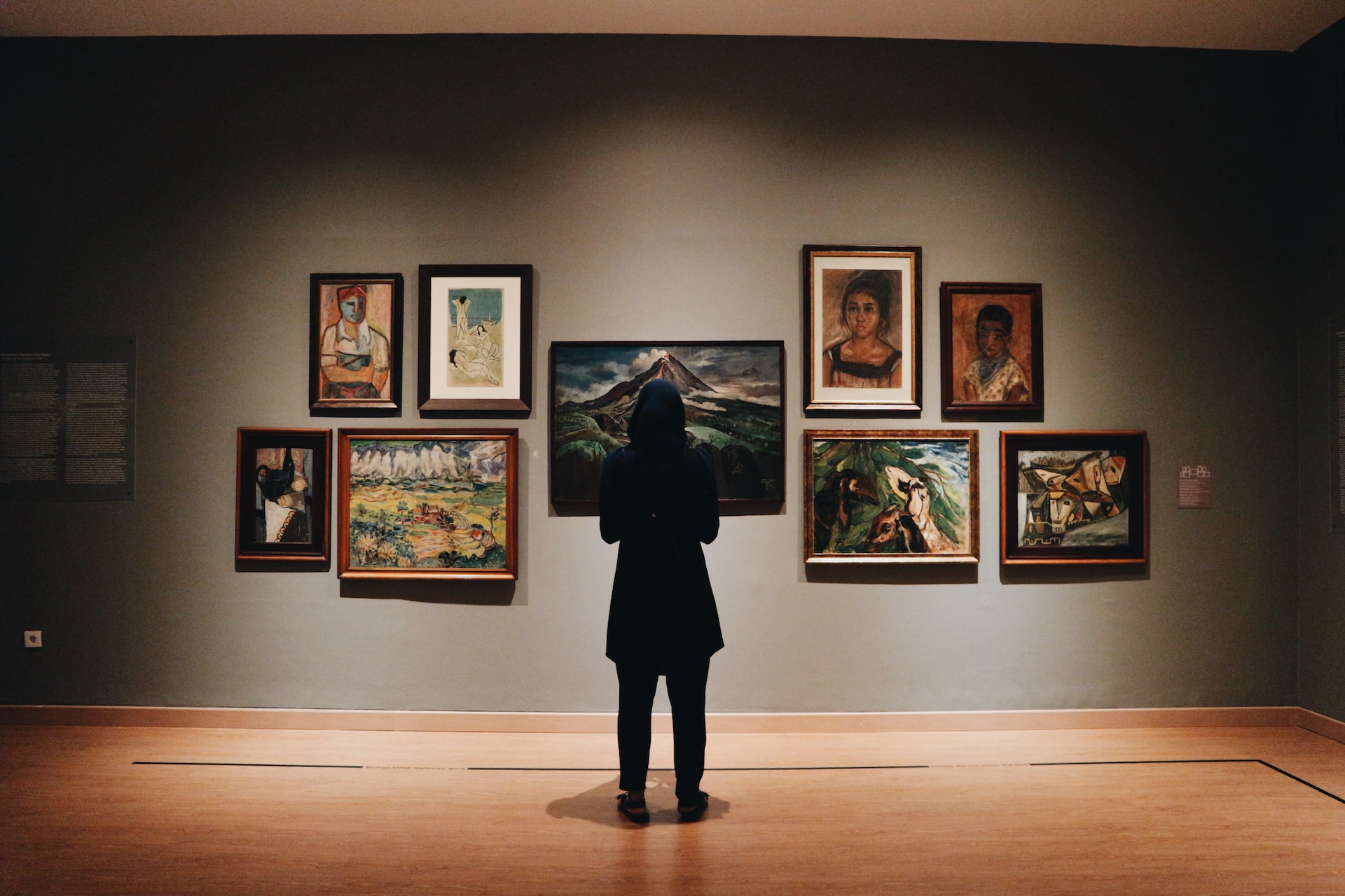 woman-in-art-gallery